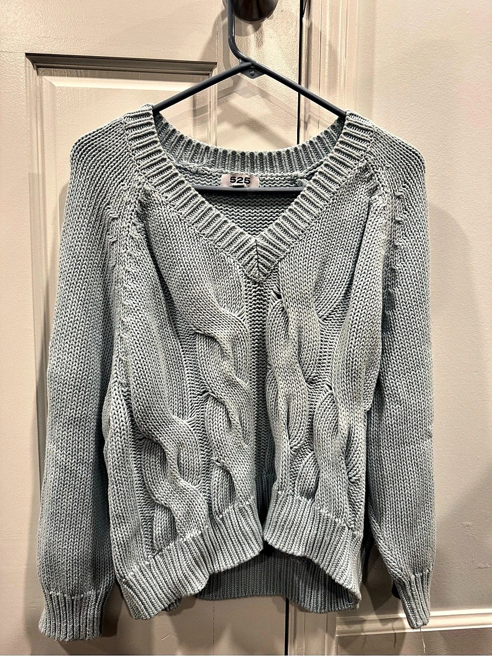 525 Cable-Knit V-Neck Sweater Size Large in Gray